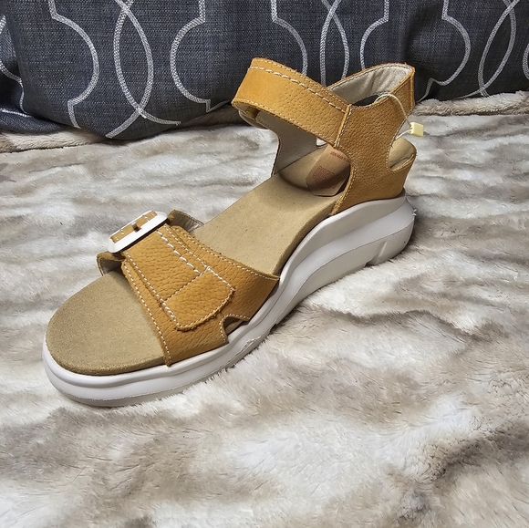 Sz. 39.5 On Feet Wear Sandals - Picture 7 of 8